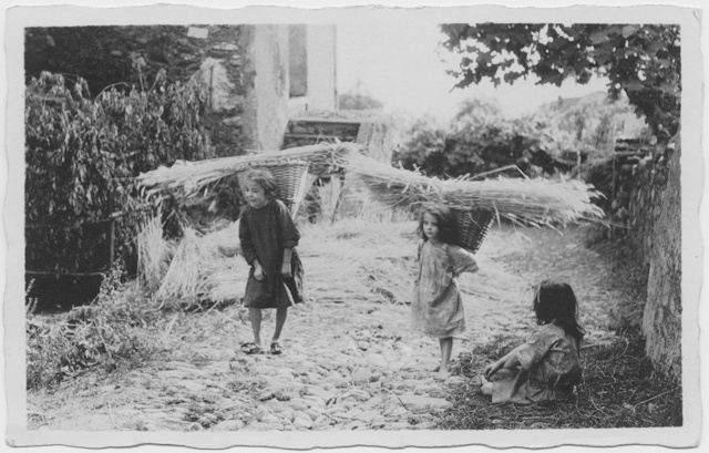 Bambine durante la raccolta della paglia a Sonvico